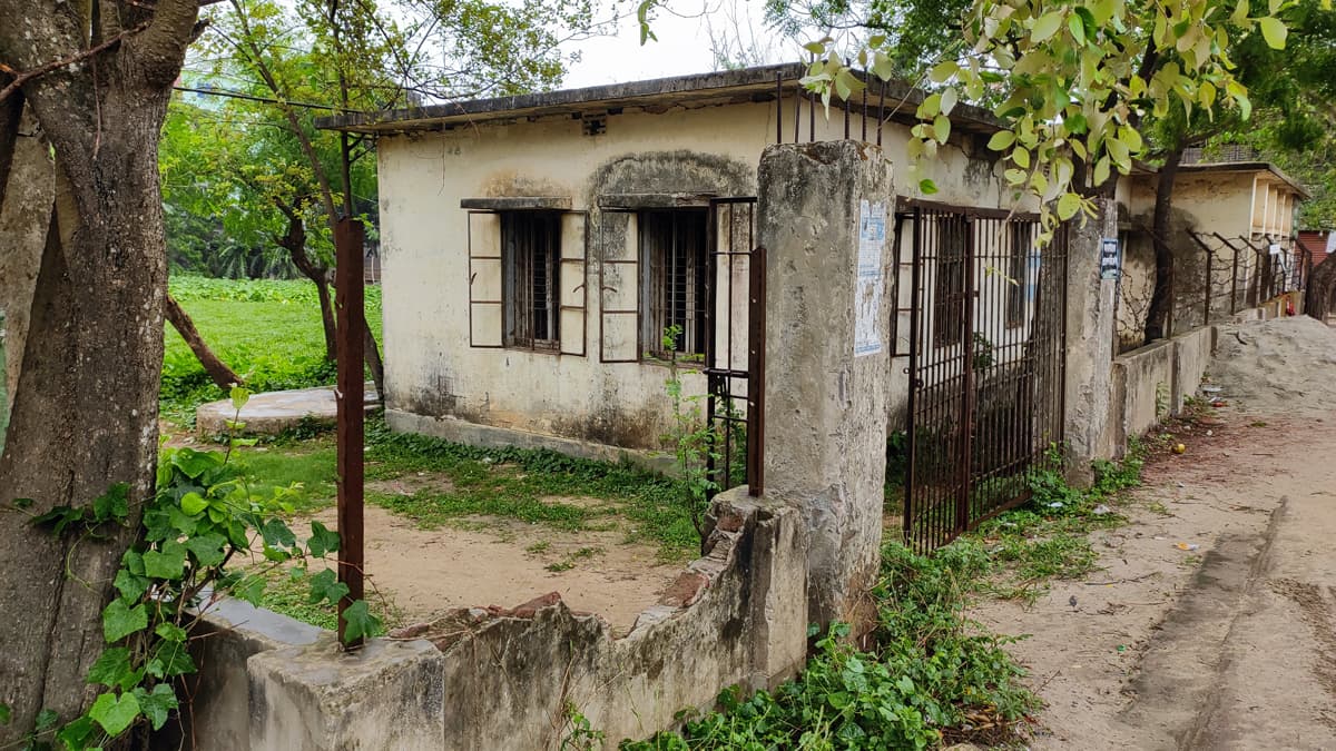 'পরিত্যক্ত' ভবনটিই ২৫ হাজার মানুষের একমাত্র ভরসা