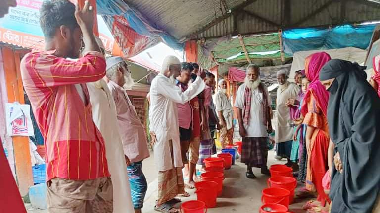 বাড়তি দামে বিক্রি হচ্ছে গরুর দুধ