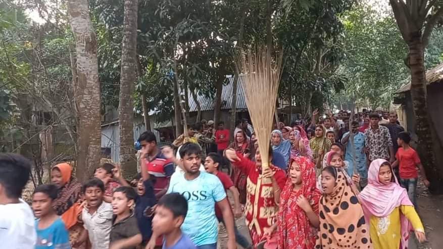 নাঙ্গলকোটে শাকিলের খুনিদের ফাঁসির দাবিতে ঝাড়ু মিছিল