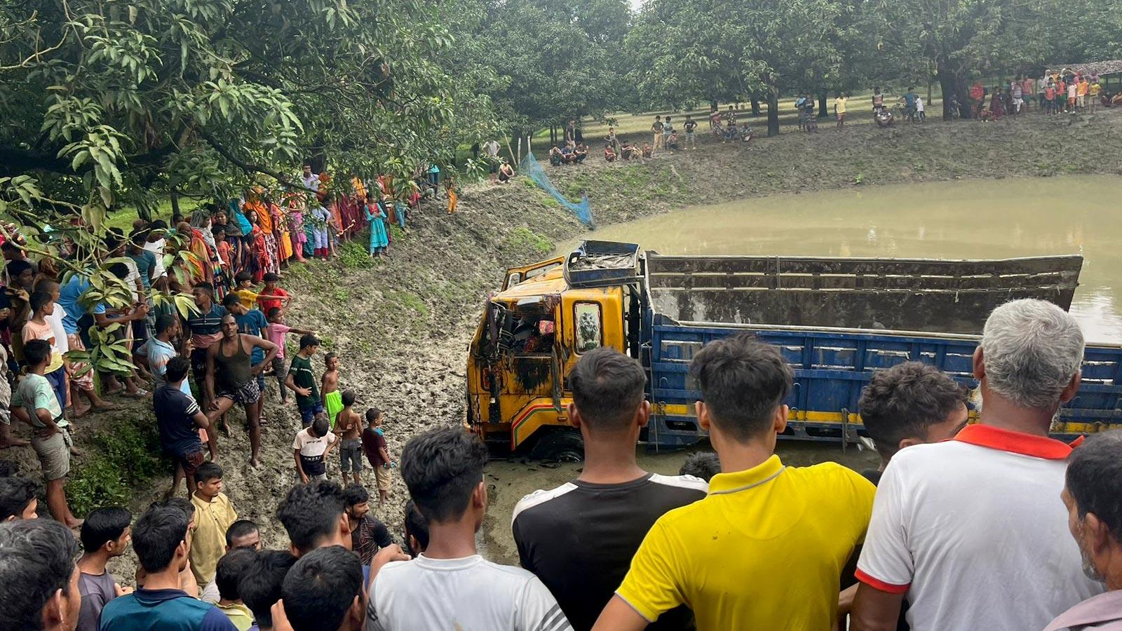 শিবগঞ্জে সিমেন্ট বোঝাই ট্রাক খাদে পড়ে নিহত ২