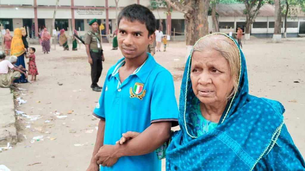 নাতির কাঁধে ভর দিয়ে কেন্দ্রে ৯০ বছরের রাজিয়া