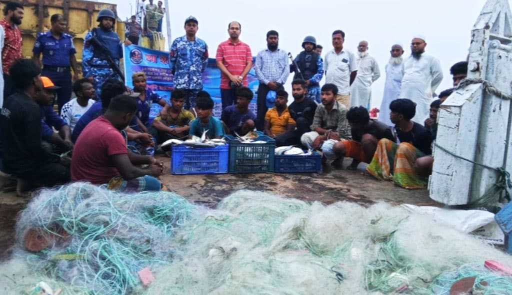 নিষেধাজ্ঞা অমান্য করে যমুনায় ইলিশ শিকার, ১৮ জেলের কারাদণ্ড