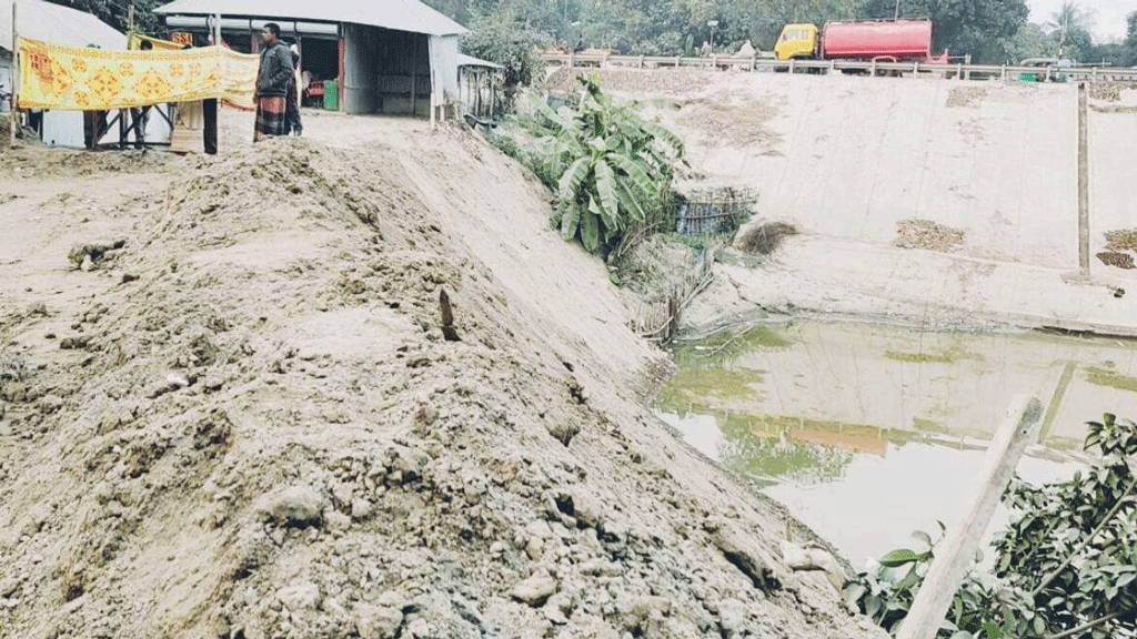 সওজের পুকুর দখল