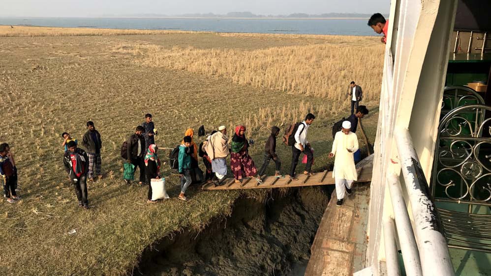 বাউফলে নাব্যতাসংকটে ভোগান্তি লঞ্চযাত্রীদের