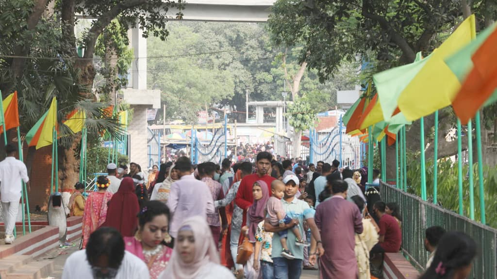 চিড়িয়াখানা-বোটানিক্যাল গার্ডেনে দর্শনার্থীর ঢল