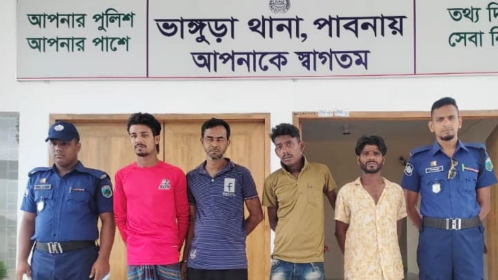 ভাঙ্গুড়ায় প্রাণি সম্পদ দপ্তরের স্টোরকিপারসহ ৪ মাদকসেবী গ্রেপ্তার