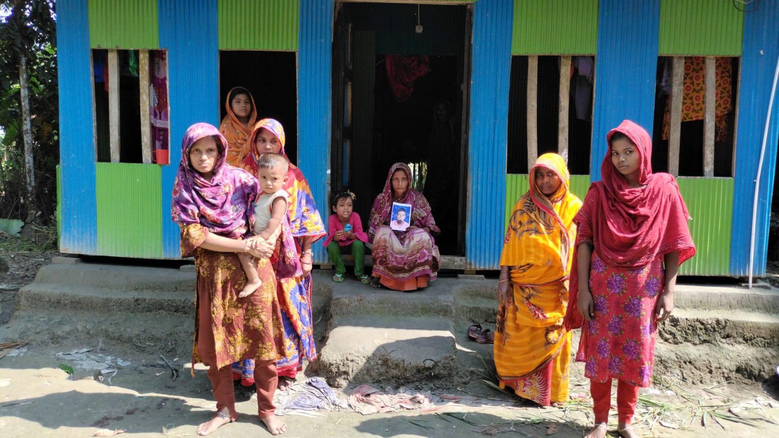 ১৫ দিন ধরে সাগরে নিখোঁজ ২১ জেলের পথ চেয়ে স্বজনেরা