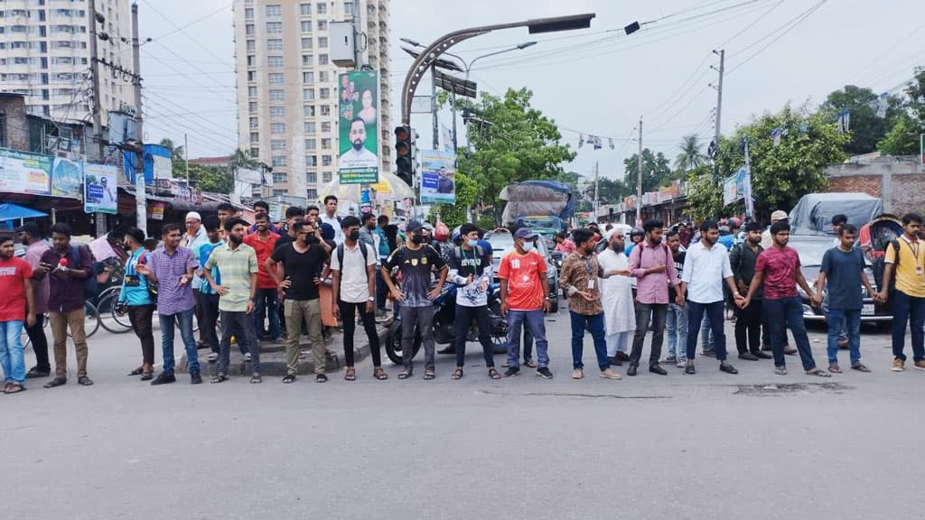 রেজিস্ট্রার ভবনের হয়রানি বন্ধসহ ৭ দাবিতে সাত কলেজের শিক্ষার্থীদের সড়কে অবস্থান