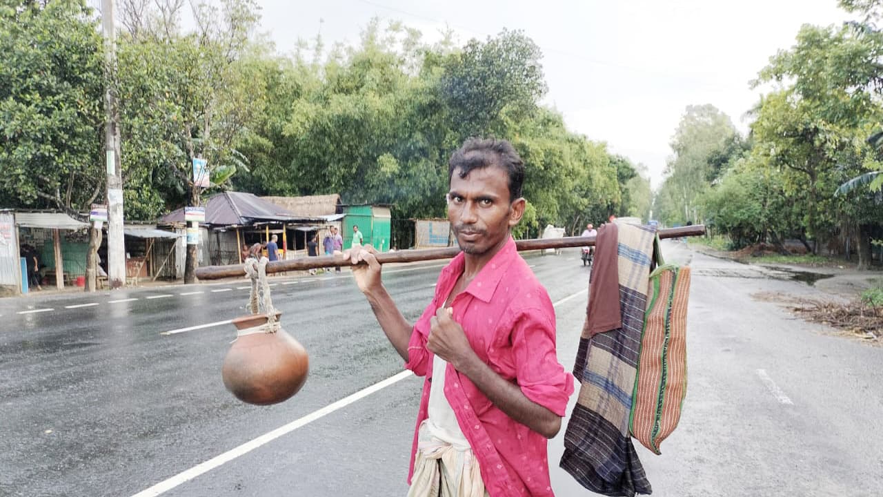 ‘নুন দিয়া পান্তা খায়া বাঁচি আছি’