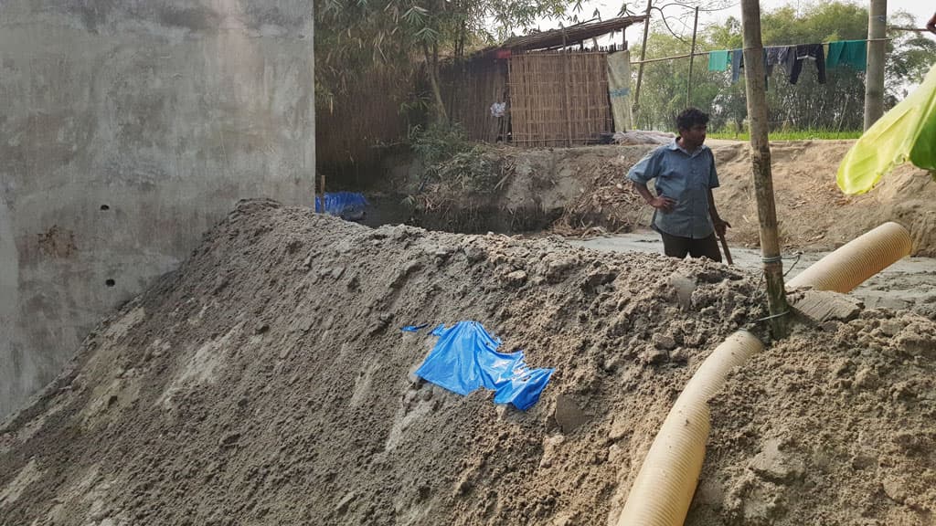 সেতুর নিচে বালু উত্তোলন, ছবি তোলায় সাংবাদিককে মারধর