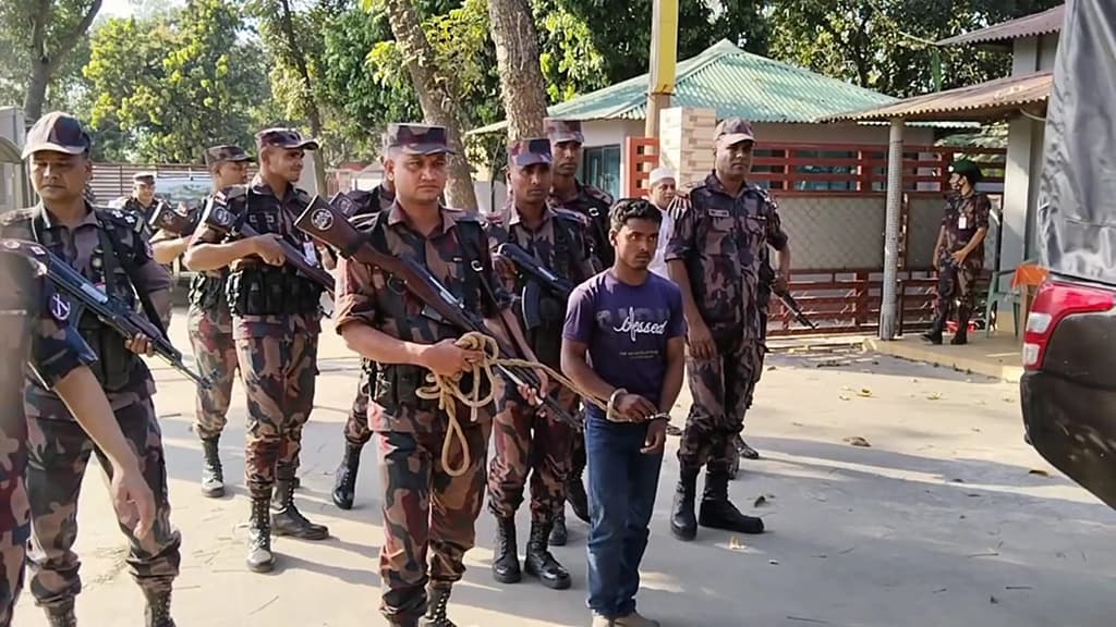 বিরামপুরে ৪০ ভরি স্বর্ণসহ যুবক আটক