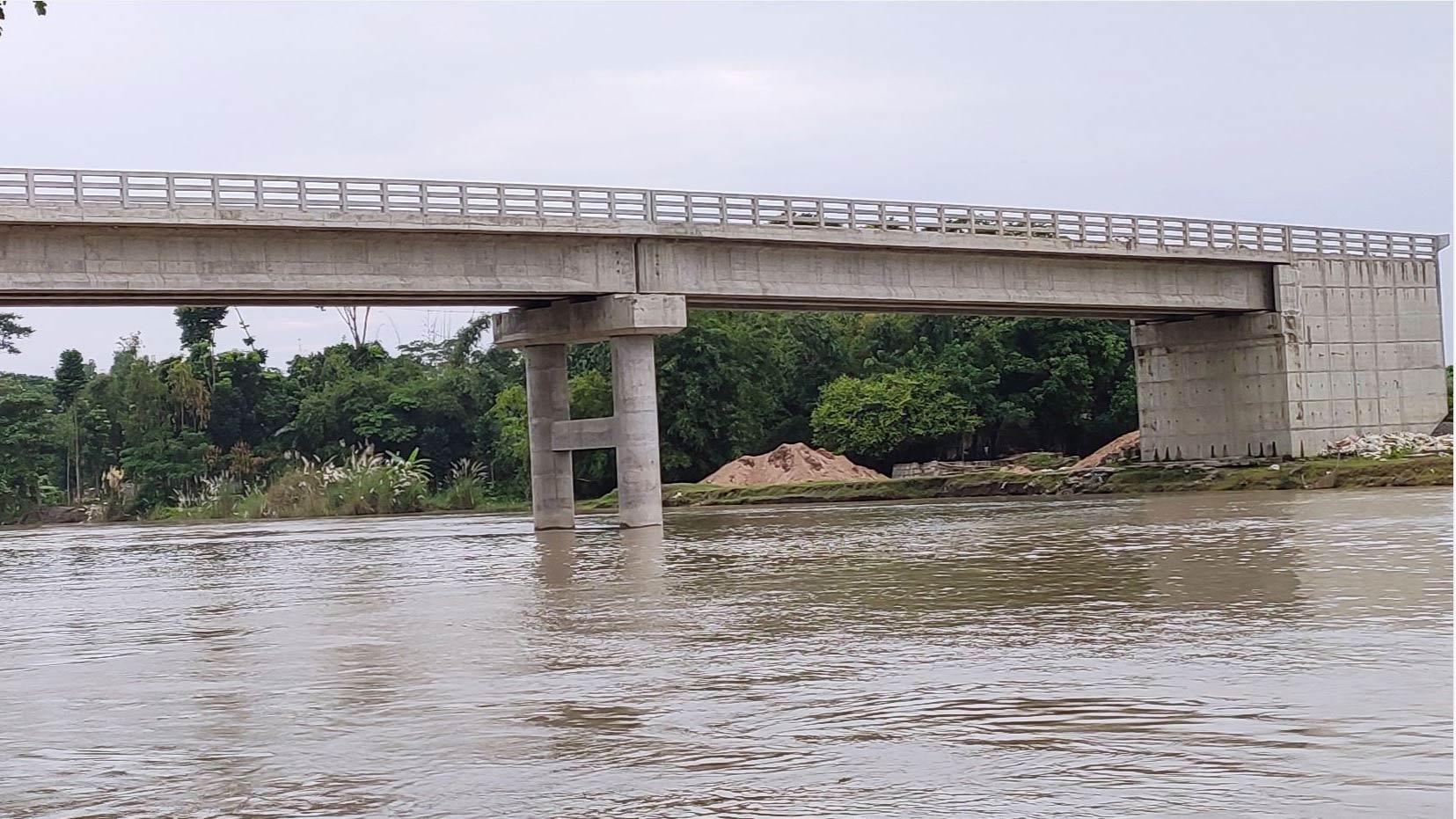 সংযোগ সড়কের অভাবে অচল সেতু