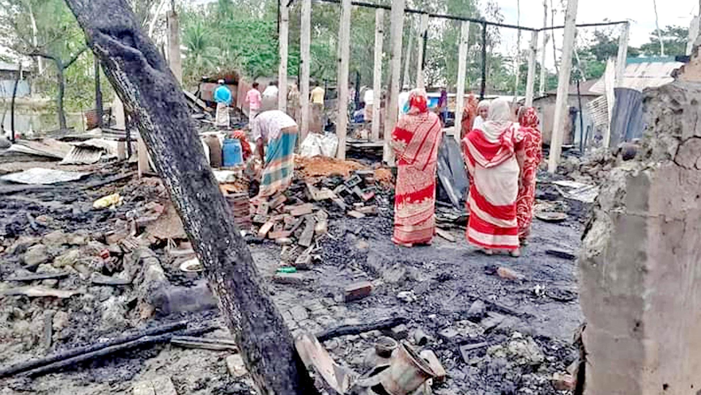 মধ্যরাতে আগুনে পুড়ল আটটি বসতঘর, শিশুর মৃত্যু