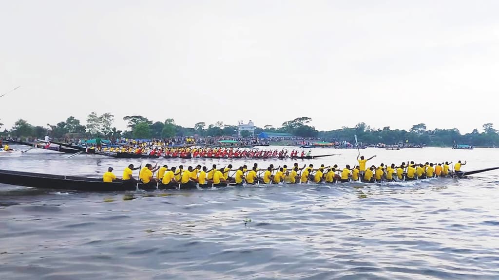 ধলেশ্বরী নদীতে ঐতিহ্যবাহী নৌকাবাইচ