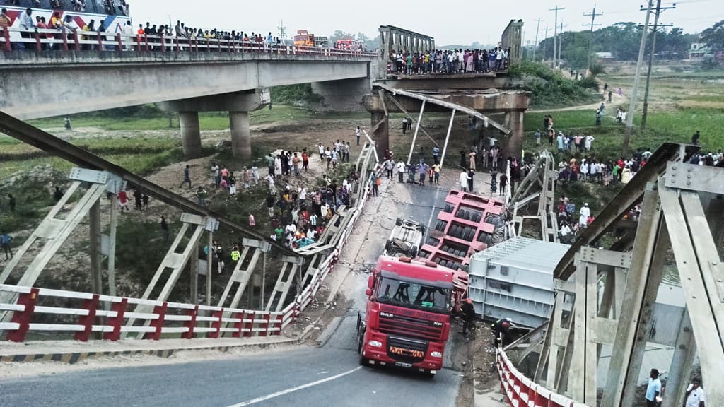 ত্রিশালে ব্রিজ ভেঙে ট্রান্সফরমারবাহী লরি নদীতে