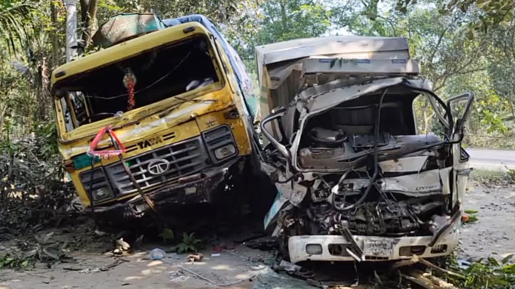 রাজবাড়ীতে ট্রাক-কাভার্ড ভ্যান সংঘর্ষে চালক নিহত