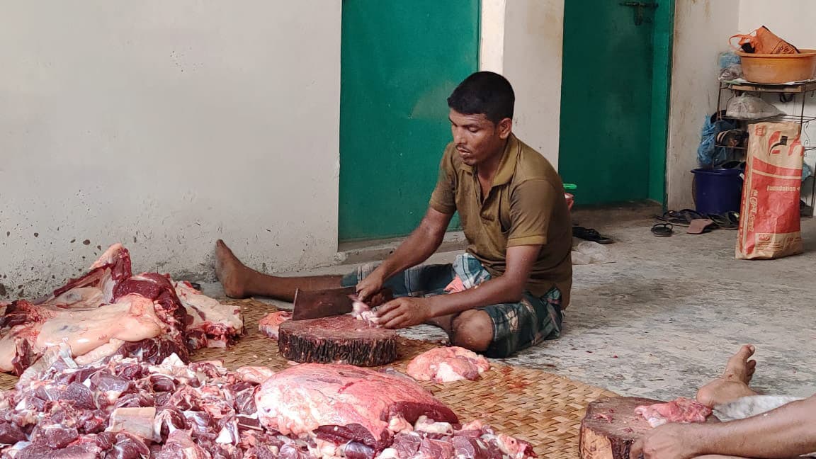 মাংস কেটে ১২ ঘণ্টায় বেলাল উদ্দিনের আয় অর্ধলাখ টাকা