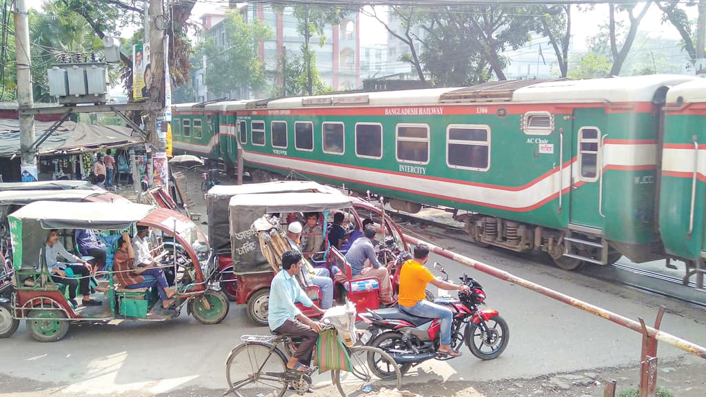 বাসের ধাক্কায় ছিটকে পড়লেন চারজন