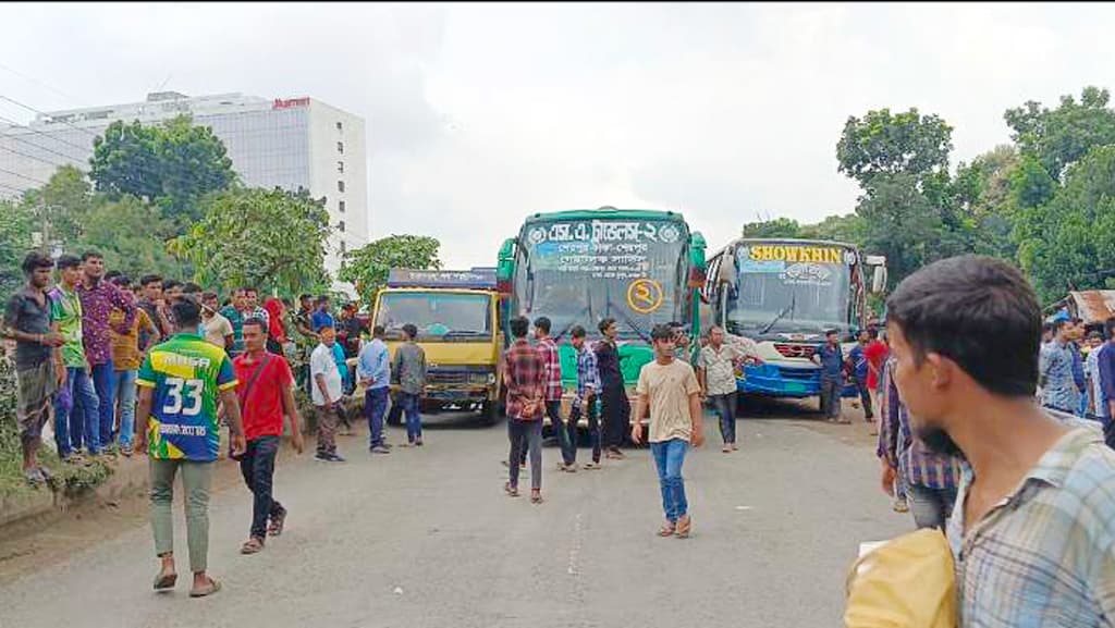 ভালুকায় গার্মেন্টসে চাকরিপ্রত্যাশীদের মহাসড়ক অবরোধ