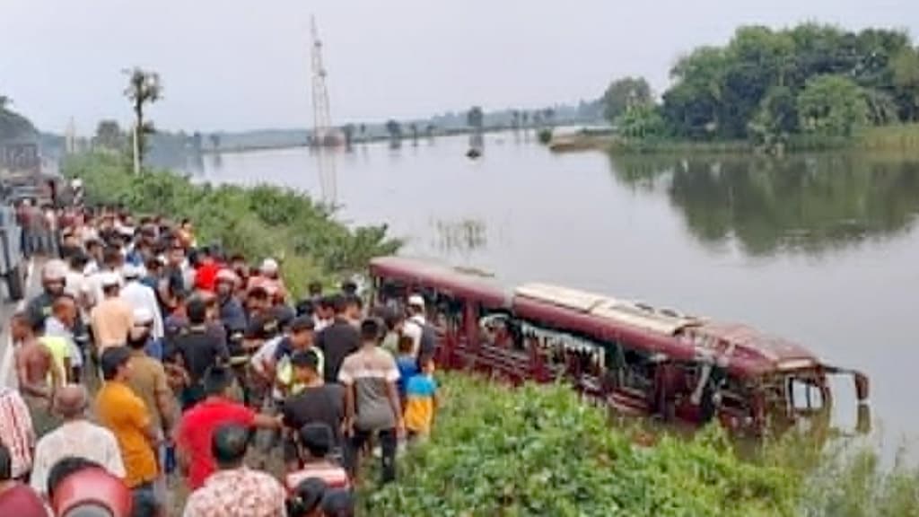 উল্টো পথে অটোরিকশা: নিয়ন্ত্রণ হারিয়ে বাস খালে পড়ে নিহত ৩, আহত ৩০