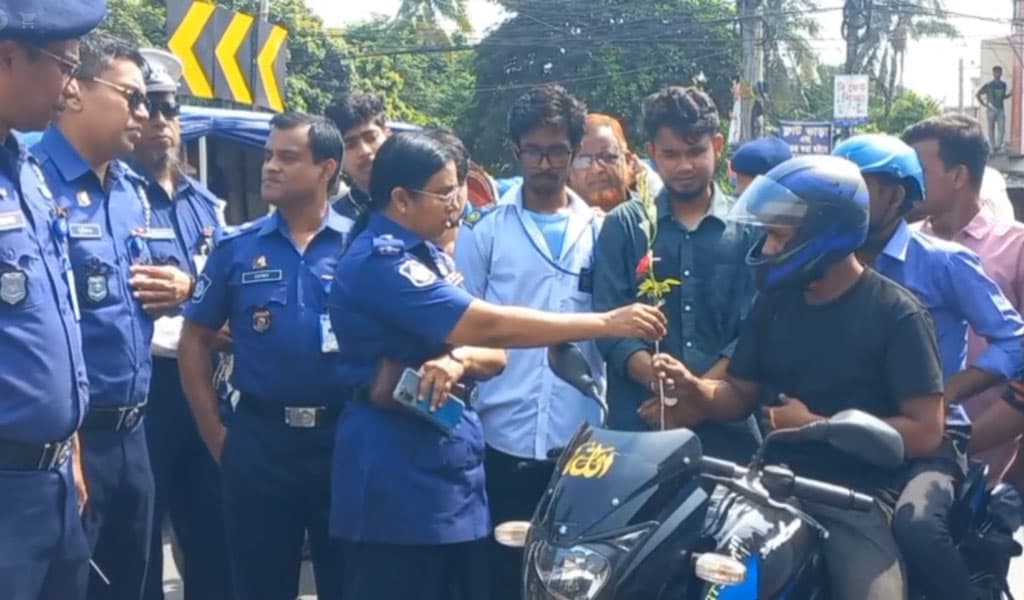 রাজবাড়ীতে হেলমেট পরা মোটরসাইকেলচালকদের পুলিশের ফুলের শুভেচ্ছা 