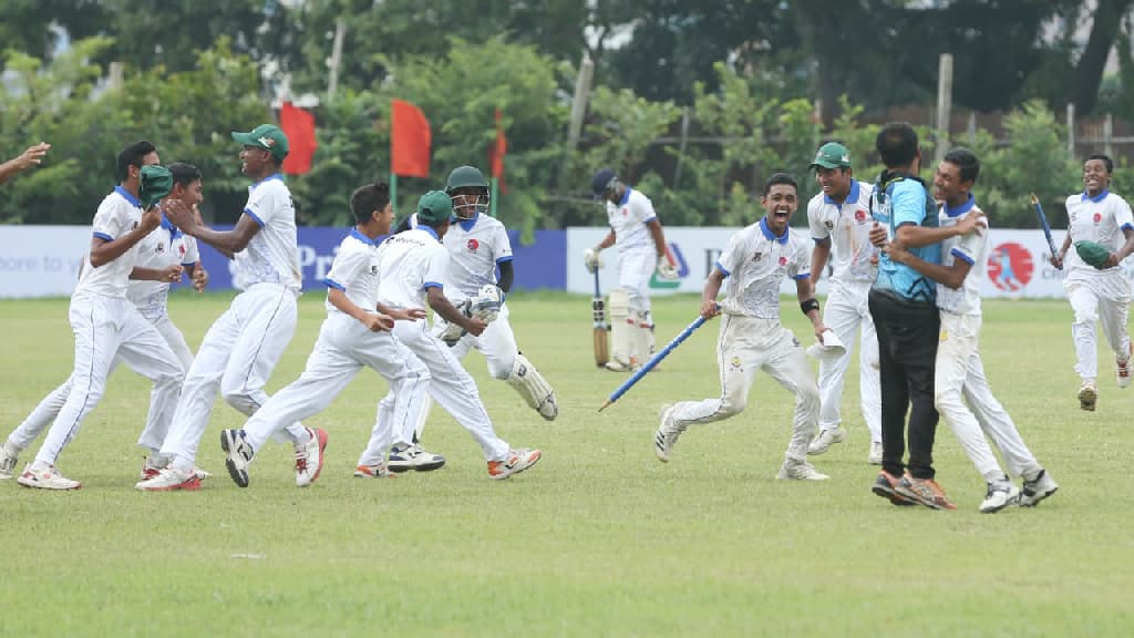 ট্রেনের টিকিট না পাওয়ায় ট্রফি নিয়ে বাসে যাচ্ছে শিহাব-সাকিবরা