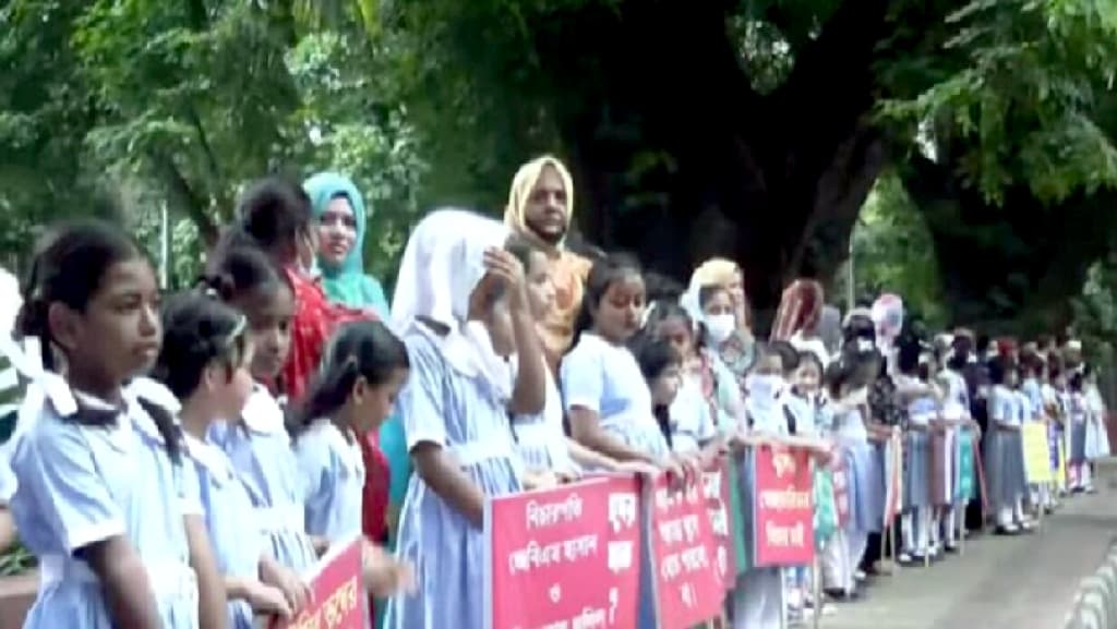 ভিকারুননিসার ১৬৯ শিক্ষার্থীর ভর্তি বহালের দাবিতে প্রধান উপদেষ্টার বাসভবনের সামনে মানববন্ধন