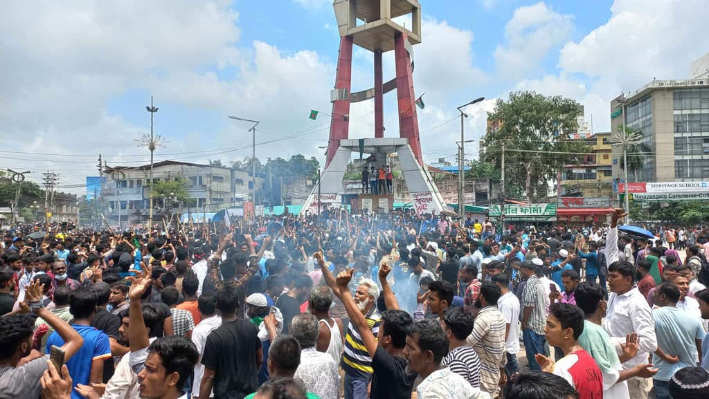 আন্দোলনকারীদের দখলে নারায়ণগঞ্জের সড়ক-মহাসড়ক 