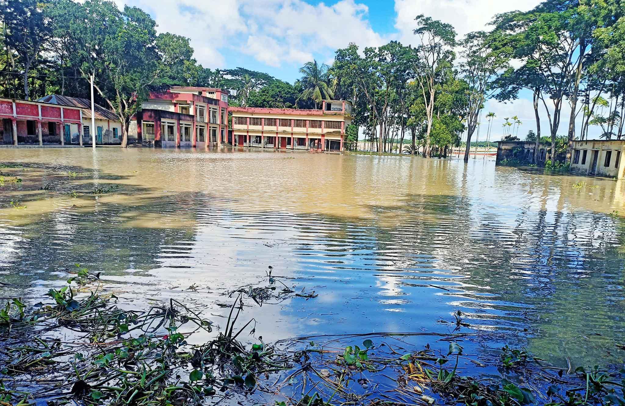 ভাঙনের কবলে ভবন, বরিশালে এক ডজন স্কুলে পাঠদান অনিশ্চিত