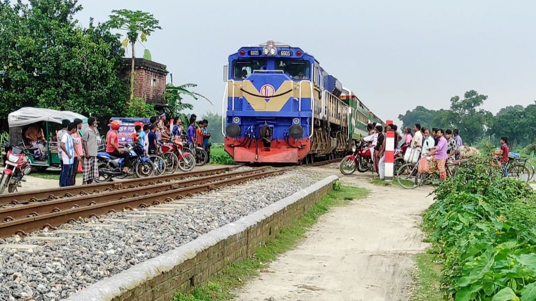 গাজীপুরের কালুটিয়ায় ট্রেনের ইঞ্জিন বিকল