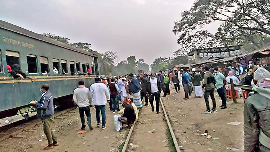 বগি রেখে ইঞ্জিন নিয়ে ‘চলে গেলেন’ চালক