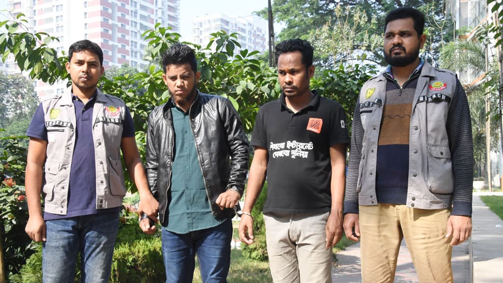 ভারত-পাকিস্তানের প্রতারকদের সঙ্গে মিলে ‘হ্যানি ট্র্যাপ’, ২ বাংলাদেশি গ্রেপ্তার