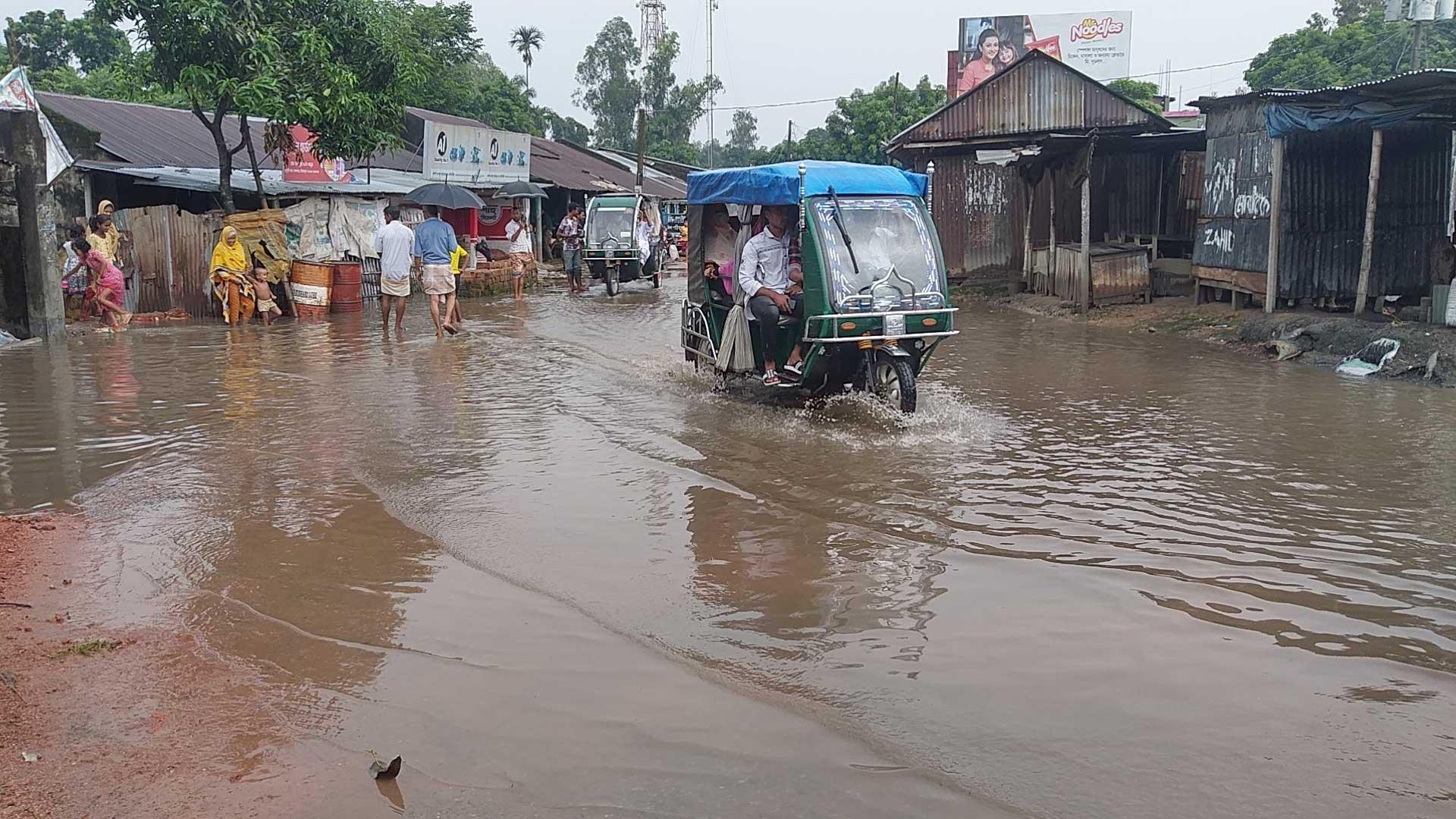 নবাবগঞ্জ বাজারের জলাবদ্ধতার অবসান চায় ব্যবসায়ীরা