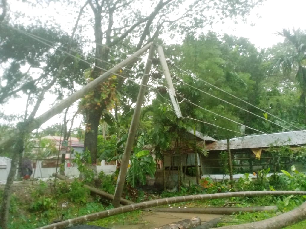 ঘূর্ণিঝড়ের প্রভাব: বরিশালে বিদ্যুৎ সংযোগ বিচ্ছিন্ন, শহরে জলাব্ধতা