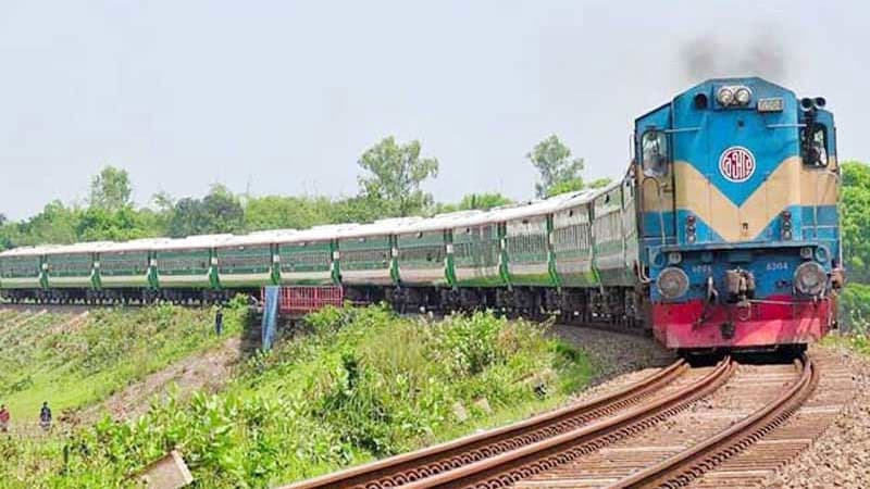 কুষ্টিয়ায় চলন্ত ট্রেনে পাথর নিক্ষেপে যাত্রী আহত, যুবক গ্রেপ্তার