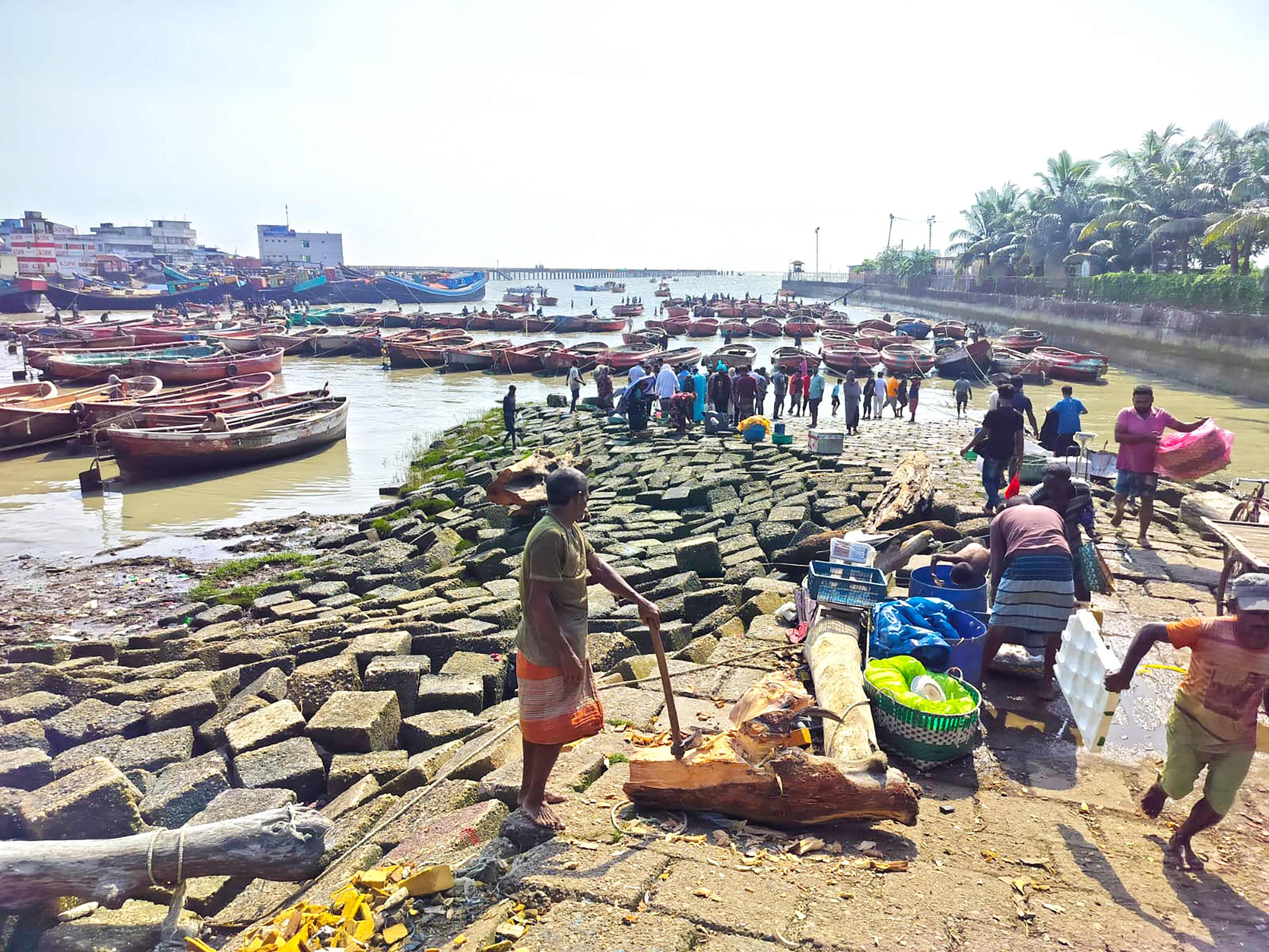 সাগর থেকে খালি হাতে ফিরছেন জেলেরা