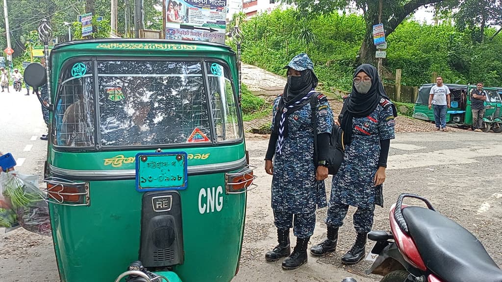 কাপ্তাই-লিচুবাগানে ট্রাফিক নিয়ন্ত্রণে বিএনসসিসি ও স্কাউটস সদস্যরা