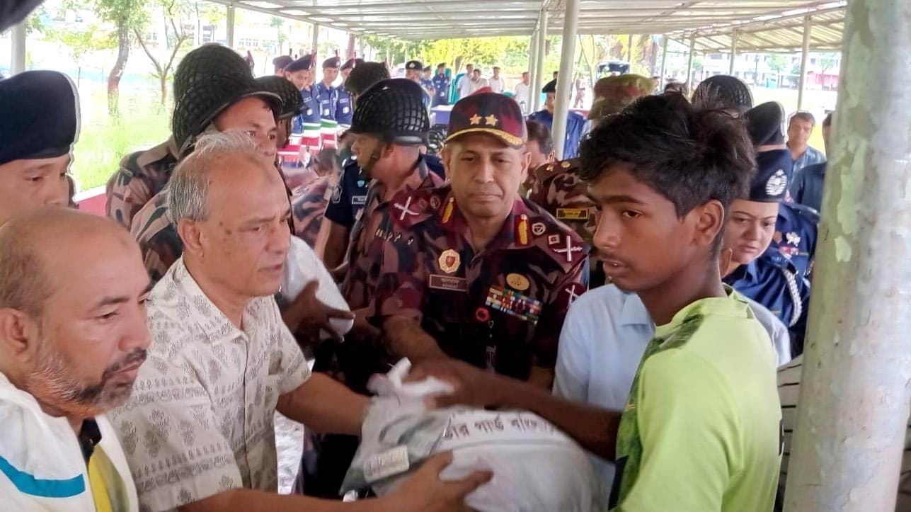 বন্যাদুর্গত এলাকায় স্বরাষ্ট্র উপদেষ্টার ত্রাণ বিতরণ