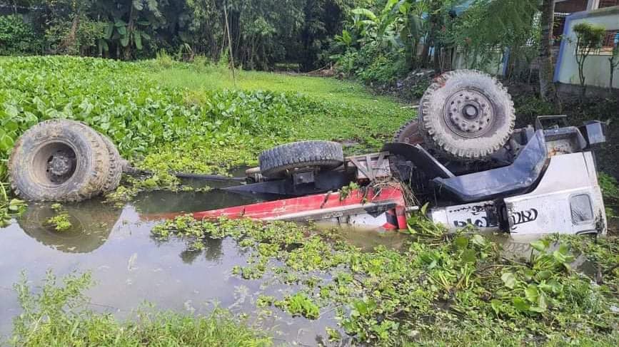 বাসাইলে সিমেন্টবোঝাই ট্রাক খাদে পড়ে বিপুল আর্থিক ক্ষতি