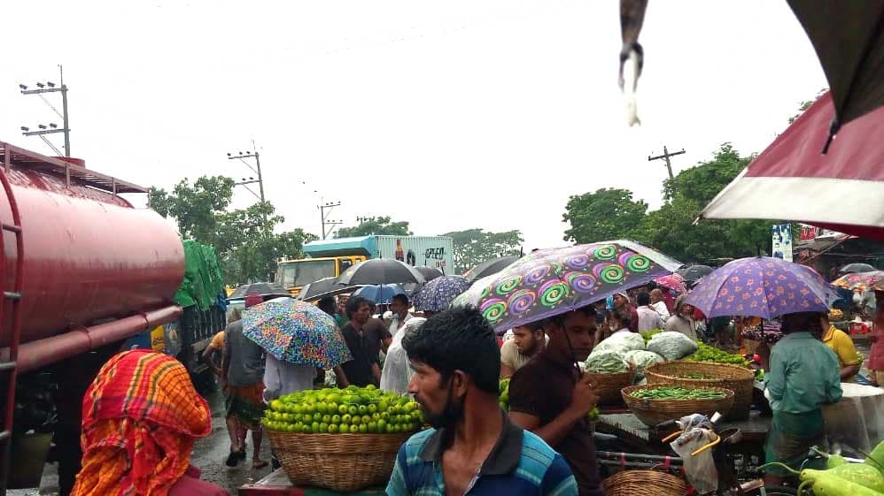 সবজির হাটের কারণে  মহাসড়কে প্রচণ্ড যানজট