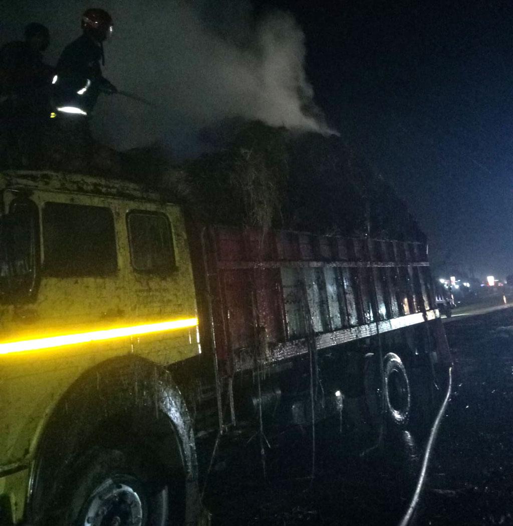 অগ্নিসংযোগের পর জ্বলন্ত ট্রাক নিয়ে ফায়ার সার্ভিসে চালক 