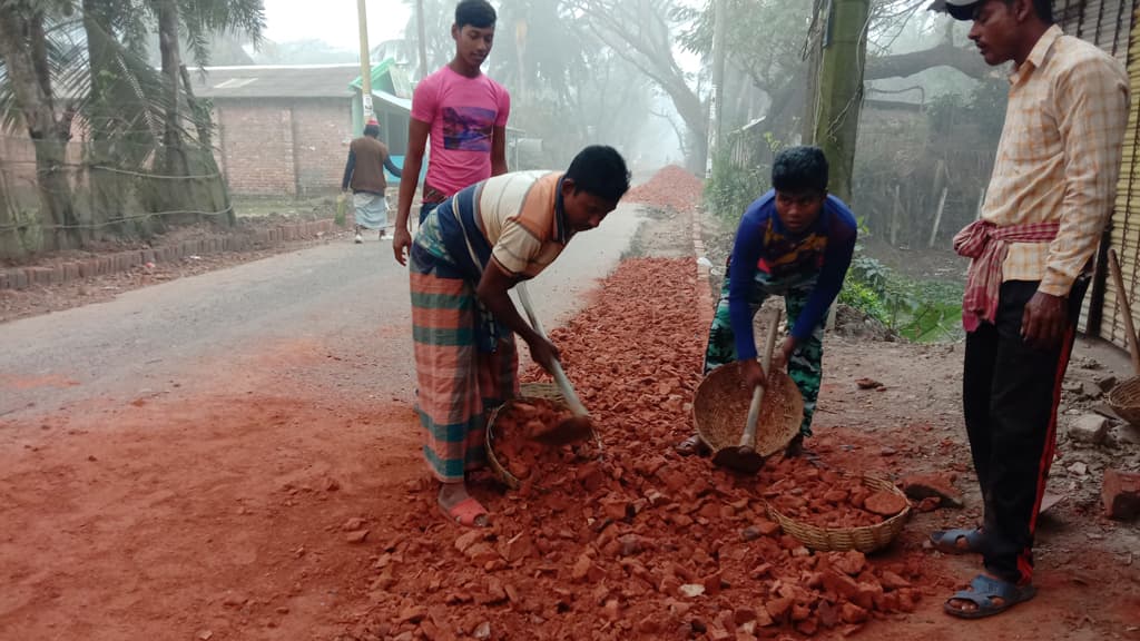 সড়ক সংস্কারে নিম্নমানের ইট ব্যবহারের অভিযোগ