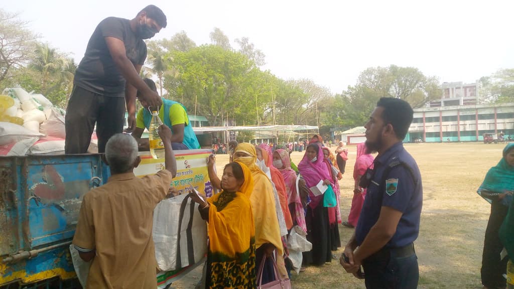 টিসিবির পণ্য পেয়ে সন্তোষ