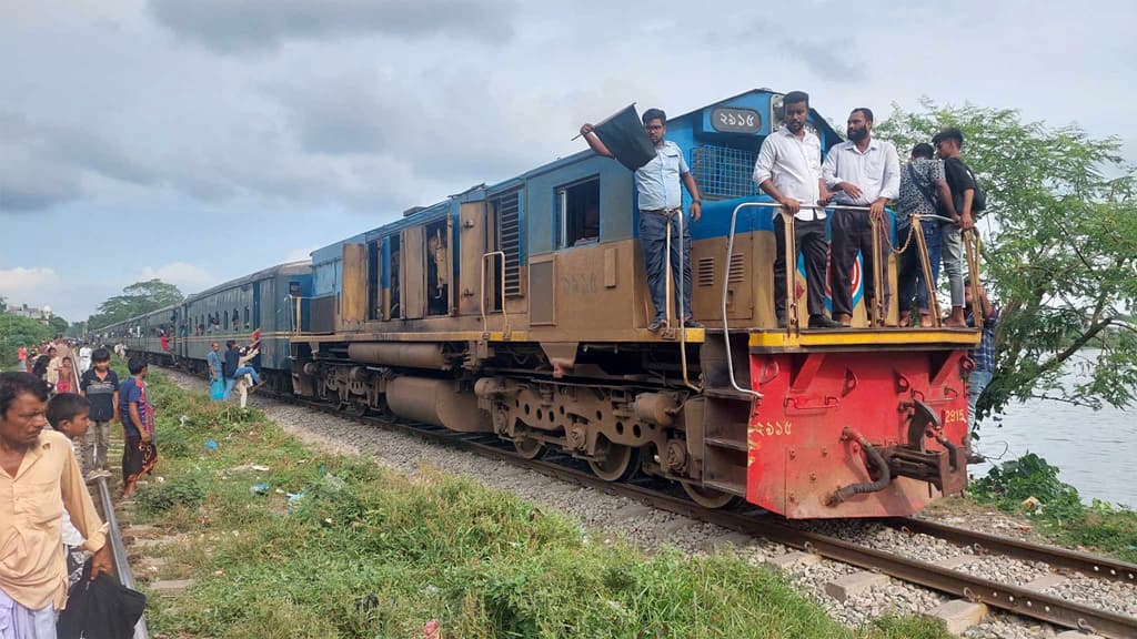 চুয়াডাঙ্গায় সাগরদাঁড়ি ট্রেনের ইঞ্জিন বিকল, প্রচণ্ড গরমে দুর্ভোগ যাত্রীদের 