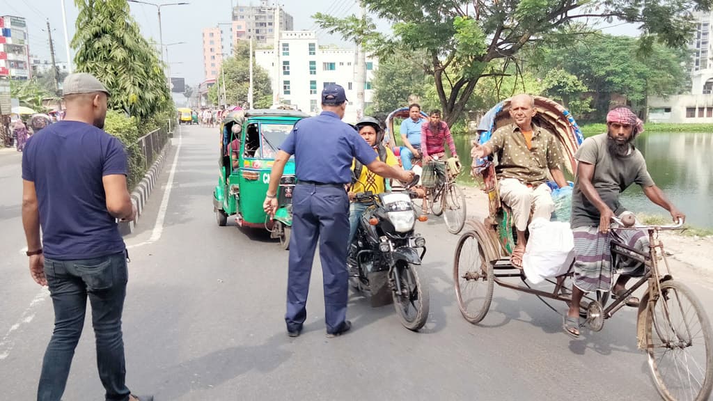 ট্রাফিক পুলিশের অভিযানে লাইসেন্সহীন শতাধিক গাড়ি আটক