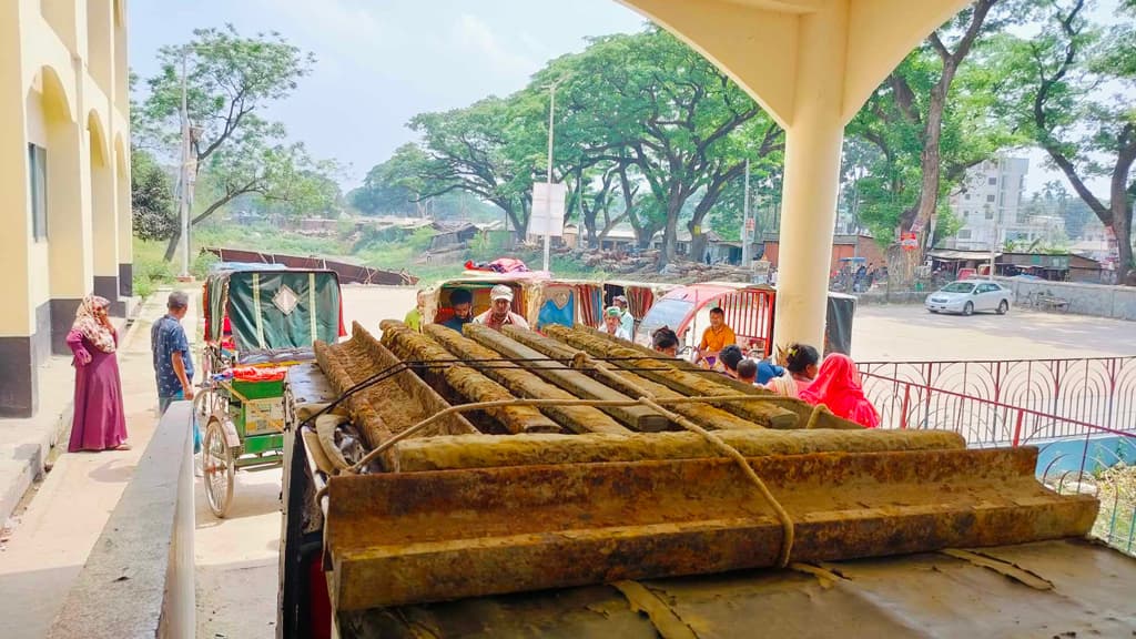 গাইবান্ধায় রেলের চোরাই লোহা বিক্রির সময় আটক ৩