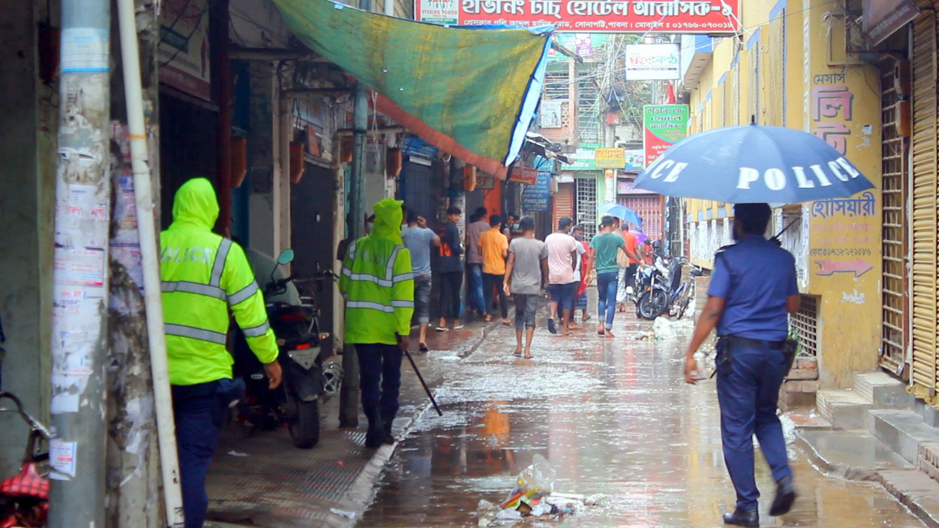 পাবনায় লকডাউন নিশ্চিতে কঠোর অবস্থানে প্রশাসন