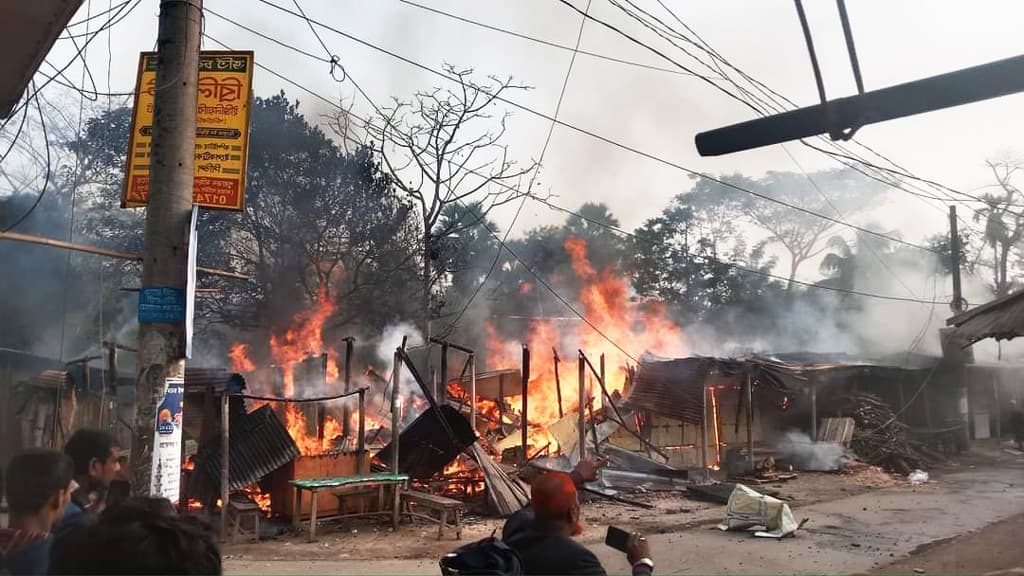 লক্ষ্মীপুরে আগুনে পুড়েছে ৮টি দোকান