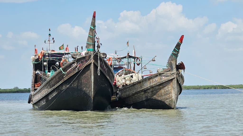 ৪ দিন সাগরে ভাসতে থাকা ২ ট্রলারসহ ২৩ জেলে উদ্ধার