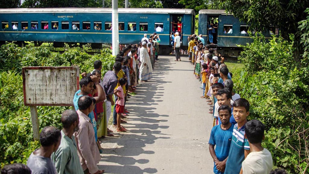 গাইবান্ধায় রেলগেটের দাবিতে মানববন্ধন